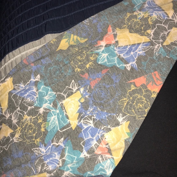 LULAROE RANDY TOP - Picture 5 of 8